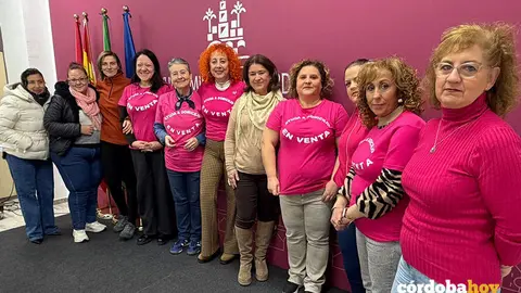 Irene Ruiz (centro) con las trabajadoras del servicio de Ayuda a Domicilio en C&oacute;rdoba FOTO HACEMOS C&Oacute;RDOBA