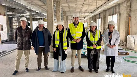 Botella y Reyes (centro), durante la visita a las obras del futuro centro de salud de Villanueva de C&oacute;rdoba FOTO JUNTA DE ANDALUC&Iacute;A