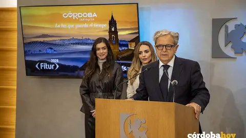 Alejandra Hinojosa, Narci Ruiz y Salvador Fuentes, en la presentaci&oacute;n de la oferta tur&iacute;stica de la provincia para Fitur 2026 FOTO DIPUTACI&Oacute;N DE C&Oacute;RDOBA