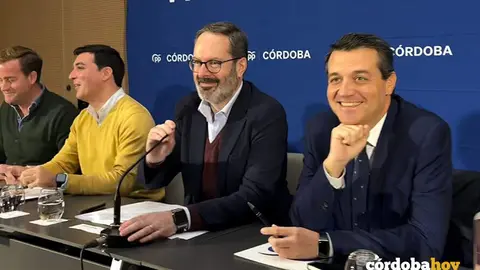 Adolfo Molina (centro) junto a Jos&eacute; Mar&iacute;a Bellido (derecha) FOTO PP