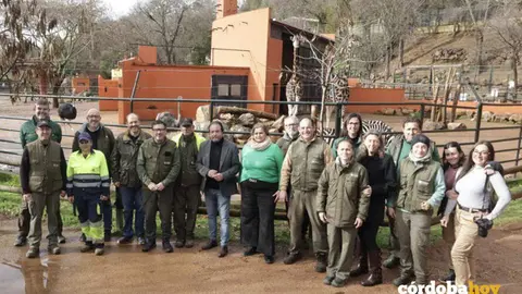 Daniel Garc&iacute;a-Ibarrola con personal del Centro de Conservaci&oacute;n Zoo de C&oacute;rdoba, en una imagen de archivo FOTO AYUNTAMIENTO DE C&Oacute;RDOBA