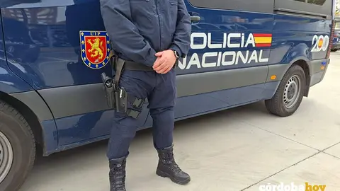 Un coche y un agente de la Polic&iacute;a Nacional FOTO POLIC&Iacute;A NACIONAL.