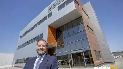 El director general de Magtel, Manuel Garc&iacute;a Ll&aacute;ser, ante la sede de la compa&ntilde;&iacute;a en C&oacute;rdoba FOTO MAGTEL