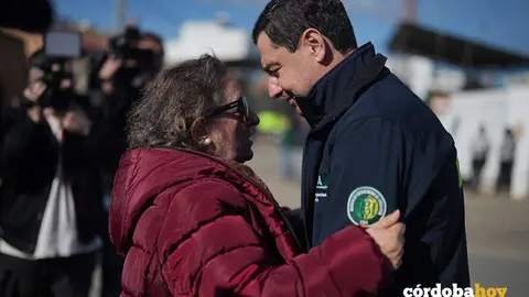 Una mujer conversa con Juanma Moreno en Adamuz, en una imagen de archivo FOTO JUNTA DE ANDALUC&Iacute;A