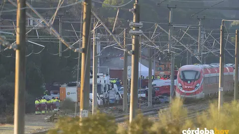 Zona del accidente ferroviario con los convoyes de trenes siniestrados donde contin&uacute;an los trabajos de recuperaci&oacute;n de los mismos FOTO JOAQUIN CORCHERO / EUROPA PRESS