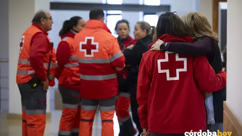 Miembros de la Cruz Roja atiende a familiares de v&iacute;ctimas en el siniestro ferroviario de Adamuz FOTO CLARA CARRASCO / EUROPA PRESS