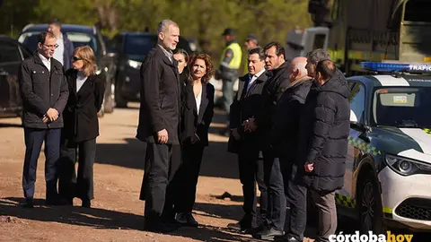 Los reyes Felipe VI y Letizia su llegada a la localidad cordobesa de Adamuz FOTO JOAQU&Iacute;N CORCHERO / EUROPA PRESS