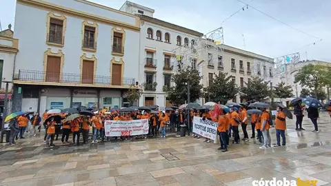 Una concentraci&oacute;n de protesta de trabajadores de Hitachi ante el Ayuntamiento de C&oacute;rdoba, en una imagen de archivo FOTO EUROPA PRESS