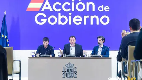 El ministro de Transportes y Movilidad Sostenible, &Oacute;scar Puente (c), junto al director de Tr&aacute;fico de Adif, &Aacute;ngel Garc&iacute;a de la Bandera (d), y al director de Operaciones de Renfe, Jos&eacute; Alfonso G&aacute;lvez (i), durante una rueda de prensa FOTO GUSTAVO VALIENTE / EUROPA PRESS