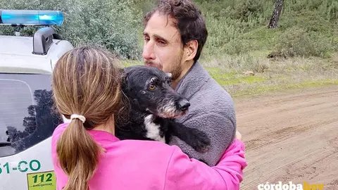 Los due&ntilde;os de Boro abrazan al perro tras su rescate FOTO PACMA
