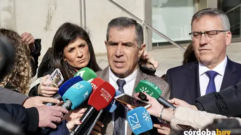 El presidente del Tribunal Superior de Justicia de Andaluc&iacute;a (TSJA), Lorenzo del R&iacute;o, atiende antes de realizar una visita a los Juzgados de Montoro FOTO EDUARDO BRIONES / EUROPA PRESS