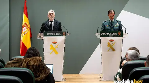 El ministro del Interior, Fernando Grande-Marlaska (i), comparece en rueda de prensa, junto al coronel jefe del Servicio de Criminal&iacute;stica, Fernando Dom&iacute;nguez (d) FOTO GABRIEL LUENGAS / EUROPA PRESS