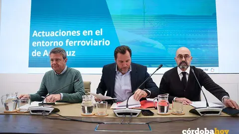 El ministro de Transportes y Movilidad Sostenible, &Oacute;scar Puente (c), atiende a los medios en una rueda de prensa, en la sede del Ministerio de Transportes, en Madrid FOTO MAT&Iacute;AS CHIOFALO / EUROPA PRESS