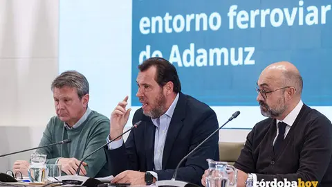 El ministro de Transportes y Movilidad Sostenible, &Oacute;scar Puente (c), acompa&ntilde;ado del secretario de Estado de Transportes y Movilidad Sostenible, Jos&eacute; Antonio Santano Clavero (i), y el presidente de ADIF, Luis Pedro Marco de la Pe&ntilde;a (d) FOTO MATIAS CHIOFALO / EUROPA PRESS