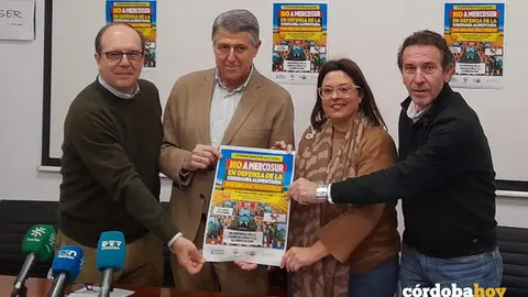 S&aacute;nchez de Puerta, Quintero y Moreno, mostrando el cartel de la concentraci&oacute;n FOTO ASAJA