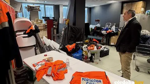 Juan Hidalgo contempla el material de Protecci&oacute;n Civil en el Estadio Bahrain Victorious Nuevo Arc&aacute;ngel FOTO HACEMOS C&Oacute;RDOBA