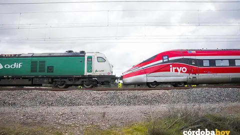 Una locomotora de ADIF remolca por la v&iacute;a los cinco vagones del tren Iryo que est&aacute;n en mejores condiciones FOTO GUILLERMOS MORALES / EUROPA PRESS