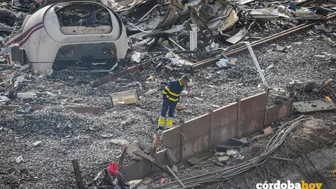 Trabajadores realizan tareas de retirada de los vagores en el punto de las v&iacute;as donde tuvo lugar el accidente de trenes de Adamuz FOTO GUILLERMO MORALES / EUROPA PRESS