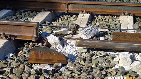 El carril roto por el que se produce el descarrilamiento del Iryo en Adamuz FOTO X DE &Oacute;SCAR PUENTE