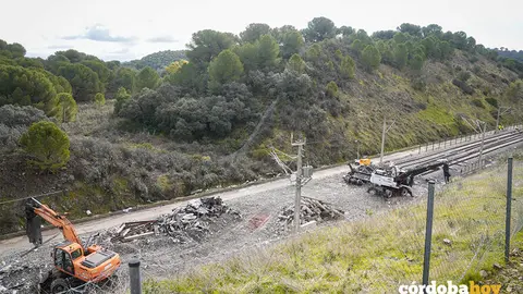 Trabajos de limpieza en las v&iacute;as, seis d&iacute;as despu&eacute;s del siniestro ferroviario ocurrido en Adamuz FOTO GUILLERMO MORALES / EUROPA PRESS