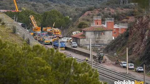 Dispositivo montado en Adamuz para la retirada de los trenes accidentados FOTO GUILLERMO MORALES / EUROPA PRESS