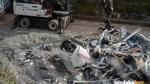 Recogida de restos del tren Alvia ya seccionados en la zona del accidente ferroviario de Adamuz FOTO GUILLERMO MORALES / EUROPA PRESS