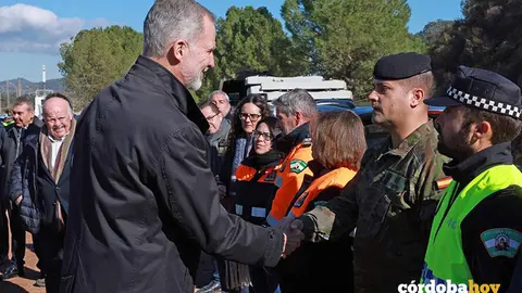 El cabo Obrero fue felicitado por el rey, durante su visita a Adamuz, tras el siniestro ferroviario, en el que el militar ayud&oacute; de forma destacada en el rescate de pasajeros de los trenes accidentados FOTO CASA REAL / JOSE JIMEN&Eacute;NEZ