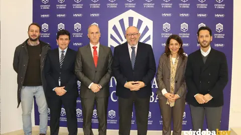 El rector, Manuel Torralbo (centro), y la vicerrectora de Innovaci&oacute;n y Transferencia, Lourdes Arce, acompa&ntilde;ados de autoridades de Ximenez Iluminaci&oacute;n e integrantes del grupo de investigaci&oacute;n SEJ063 FOTO UCO