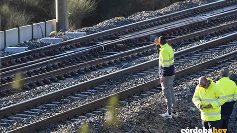 Tramo de v&iacute;a en Adamuz con personal por el accidente ferroviario, en una imagen de archivo FOTO JOAQUIN CORCHERO / EUROPA PRESS