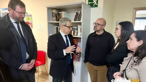 Salvador Fuentes (Centro) en el IPBS conversando con los psic&oacute;logos FOTO DIPUTACI&Oacute;N DE C&Oacute;RDOBA