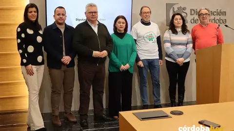 Morales y Ruiz (centro), junto a representantes de Mareas Blancas FOTO PSOE
