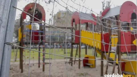 Vallado en mal estado en torno a un parque infantil cordob&eacute;s FOTO VOX
