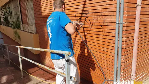 Eliminaci&oacute;n de pintadas en un edificio de la capital cordobesa, en una imagen de archivo