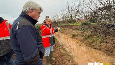 El presidente de la Diputaci&oacute;n de C&oacute;rdoba, Salvador Fuentes (con vestimenta naranja), visita la zona en la que se ha actuado FOTO DIPUTACI&Oacute;N DE C&Oacute;RDOBA