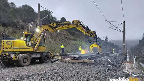 Labores de reparaci&oacute;n de la v&iacute;a donde se produjo el accidente ferroviario Adamuz FOTO MINISTERIO DE TRANSPORTES