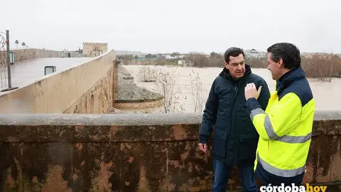 El presidente de la Junta de Andaluc&iacute;a, Juanma Moreno, y el alcalde de C&oacute;rdoba, Jos&eacute; Mar&iacute;a Bellido FOTO ROC&Iacute;O RUZ / EUROPA PRESS
