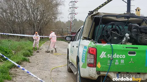 Limpieza de lodos y barro en la calle Las Cig&uuml;e&ntilde;as por parte de Sadeco