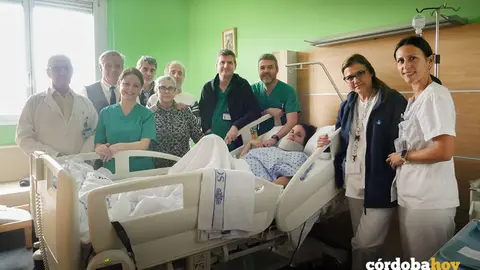 Roc&iacute;o y su familia, junto al equipo de profesionales delSan Juan de Dios, minutos antes de ser trasladada a Huelva FOTO SAN JUAN DE DIOS