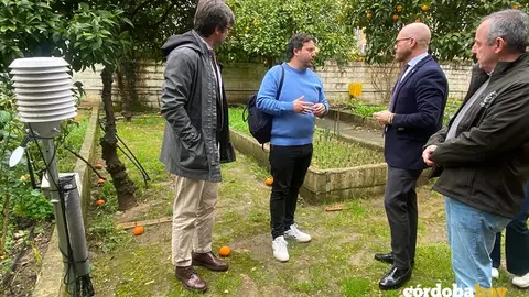 Florentino Santos (segundo por la derecha) y Diego Cop&eacute; (izquierda), en la visita al IES Galileo Galilei de C&oacute;rdoba FOTO JUNTA DE ANDALUC&Iacute;A