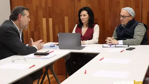 Rafi Cresp&iacute;n (centro), en su encuentro con Rafael Cidres (izquierda), en la sede provincial de su partido FOTO PSOE