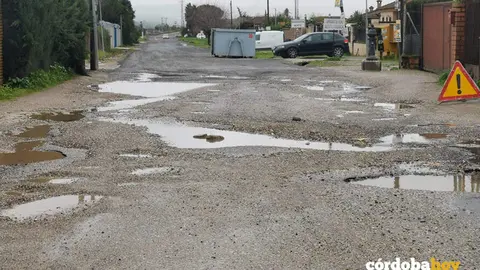 Estado de la entrada a la urbanizaci&oacute;n Nuevo Higuer&oacute;n FOTO ANDALUC&Iacute;A ENTRE TOD@S