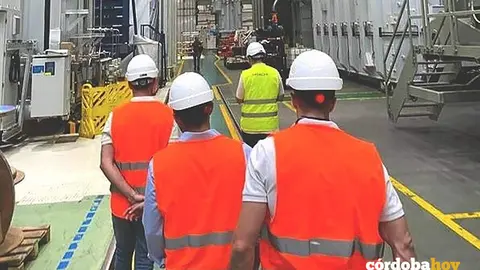 Trabajadores de Hitachi Energy en el interior de la factor&iacute;a de C&oacute;rdoba FOTO HITACHI ENERGY