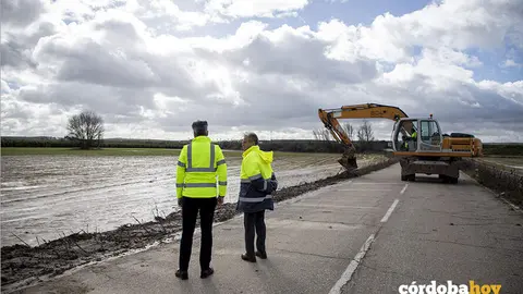 Salvador Fuentes (derecha) visita las carreteras afectadas por las borrascas en Almod&oacute;var del R&iacute;o FOTO DIPUTACI&Oacute;N DE C&Oacute;RDOBA