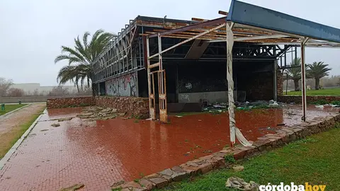 Edificio abandonado y ruinoso del Balc&oacute;n del Guadalquivir FOTO HACEMOS C&Oacute;RDOBA