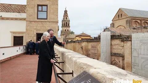 Del Pozo, junto al delegado del Gobierno andaluz en C&oacute;rdoba, Adolfo Molina, en el mirador del CIR de la Mezquita, frente a las cubiertas del monumento FOTO ROC&Iacute;O RUZ / EUROPA PRESS
