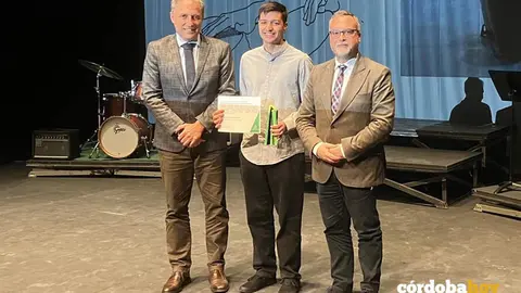Ismael Cobacho con su premio FOTO JUNTA DE ANDALUC&Iacute;A