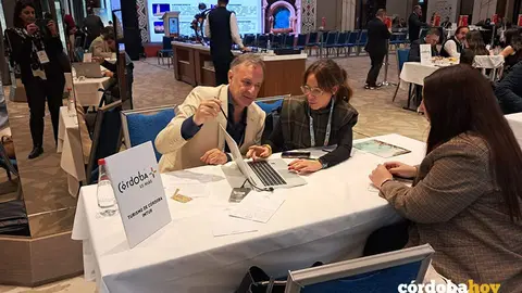 Marian Aguilar (centro), durante su participaci&oacute;n en las Jornadas Profesionales organizadas por Turespa&ntilde;a en Estambul (Turqu&iacute;a) FOTO AYUNTAMIENTO DE C&Oacute;RDOBA
