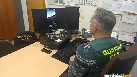 La Guardia Civil investigando el video de la motocicleta FOTO GUARDIA CIVIL