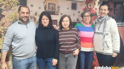 Sebasti&aacute;n P&eacute;rez con la nueva asamblea local de IU era Priego, con Vanesa Tauste Ruiz (la primera por la derecha) FOTO IU