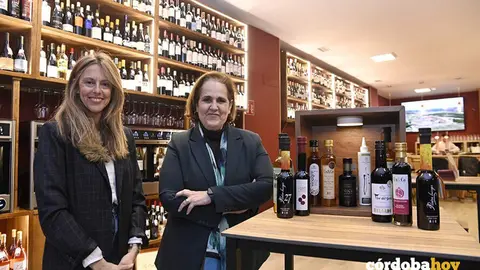 La presidenta del Imdeec, Blanca Torrent (derecha), y la presidenta de la asociaci&oacute;n Vinavin, Roc&iacute;o M&aacute;rquez FOTO AYUNTAMIENTO DE C&Oacute;RDOBA